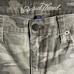 Women’s Sz 14. Camo print High-rise skinny crop jeans